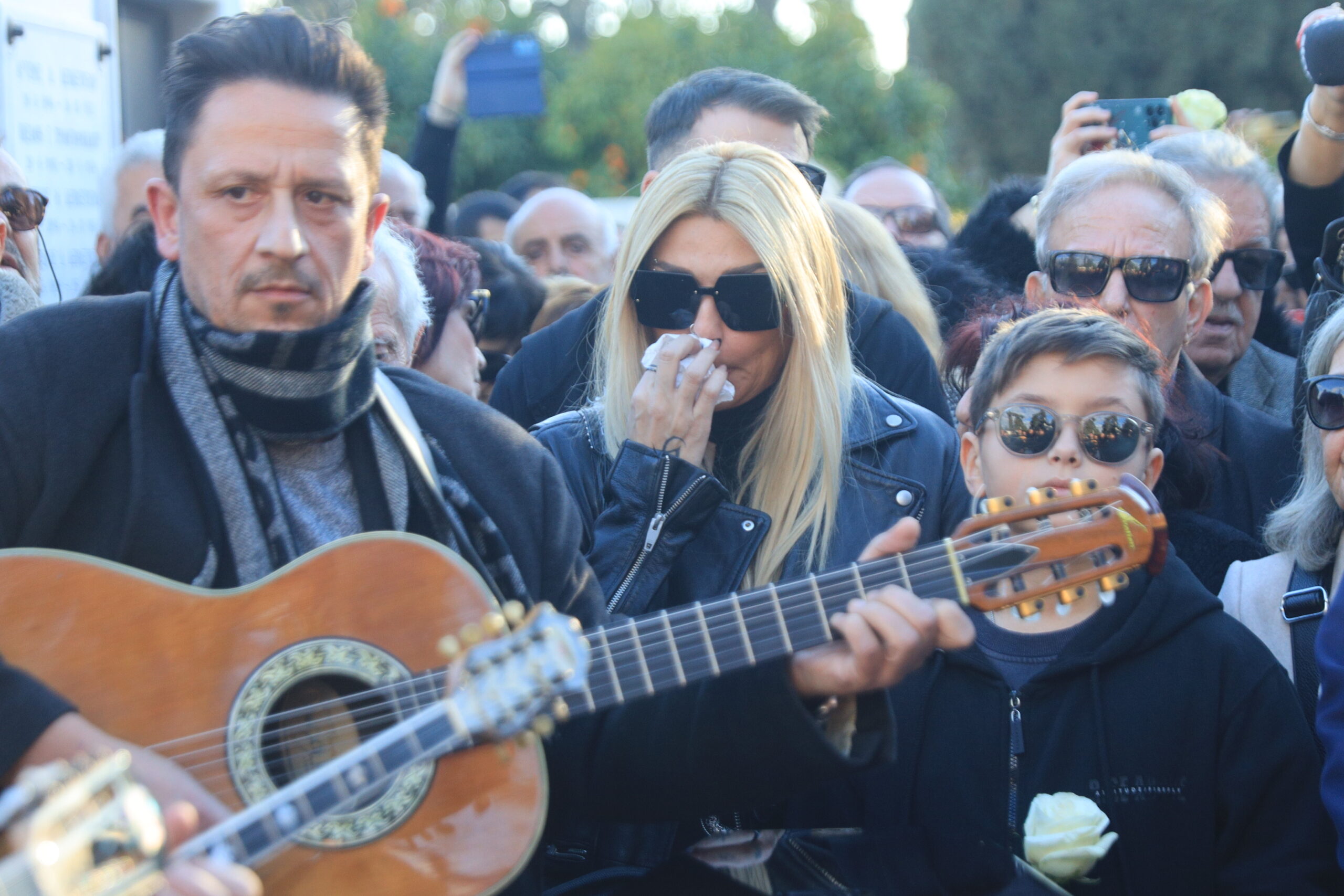 Συγκίνηση στην κηδεία της Καίτης Γκρέυ: Την αποχαιρέτησαν με τα τραγούδια «Το βουνό» και «Tα ξένα χέρια»