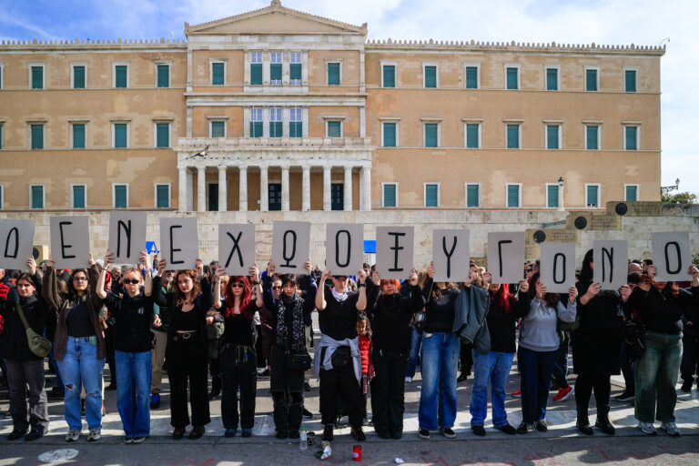 Αντιπαράθεση για την τραγωδία των Τεμπών: Για πολιτική εκμετάλλευση κάνει λόγο η κυβέρνηση, για συγκάλυψη μιλάει η αντιπολίτευση
