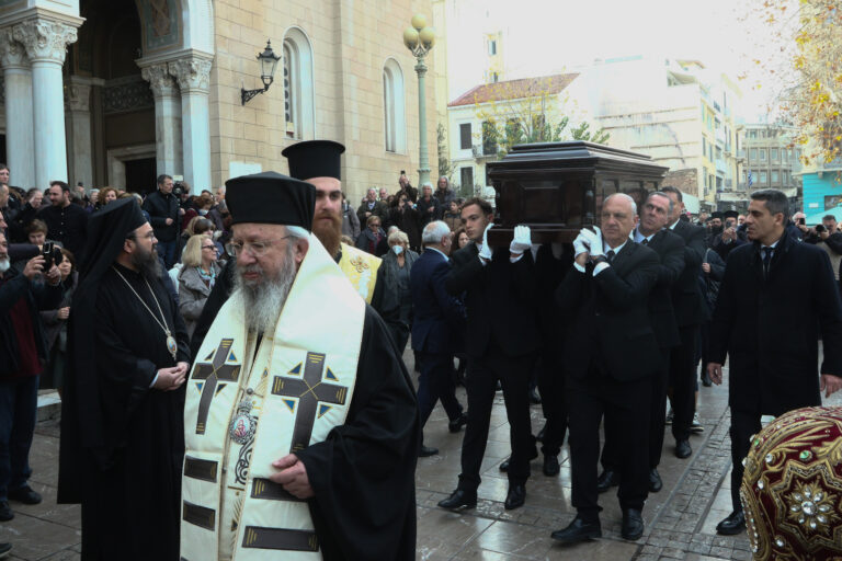 Ύστατο χαίρε στον μακαριστό Αρχιεπίσκοπο Αναστάσιο: Πλήθος κόσμου στη Μητρόπολη – Το σκήνωμα μεταφέρεται στην Αλβανία