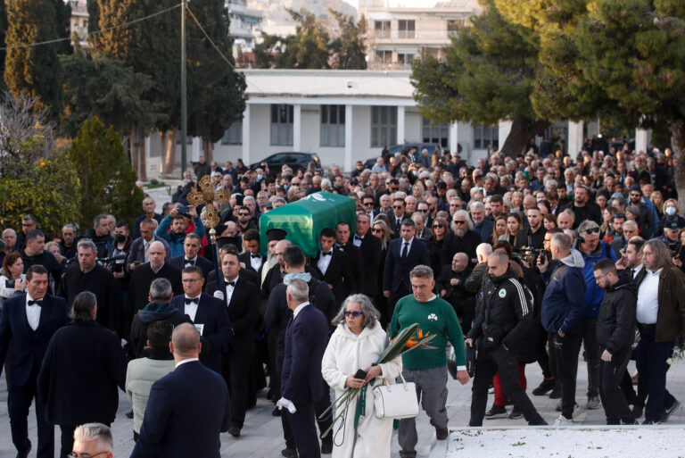 Συγκινητικές στιγμές στην κηδεία του μεγάλου Μίμη Δομάζου – «Ράγισαν καρδιές» στη Λεωφόρο