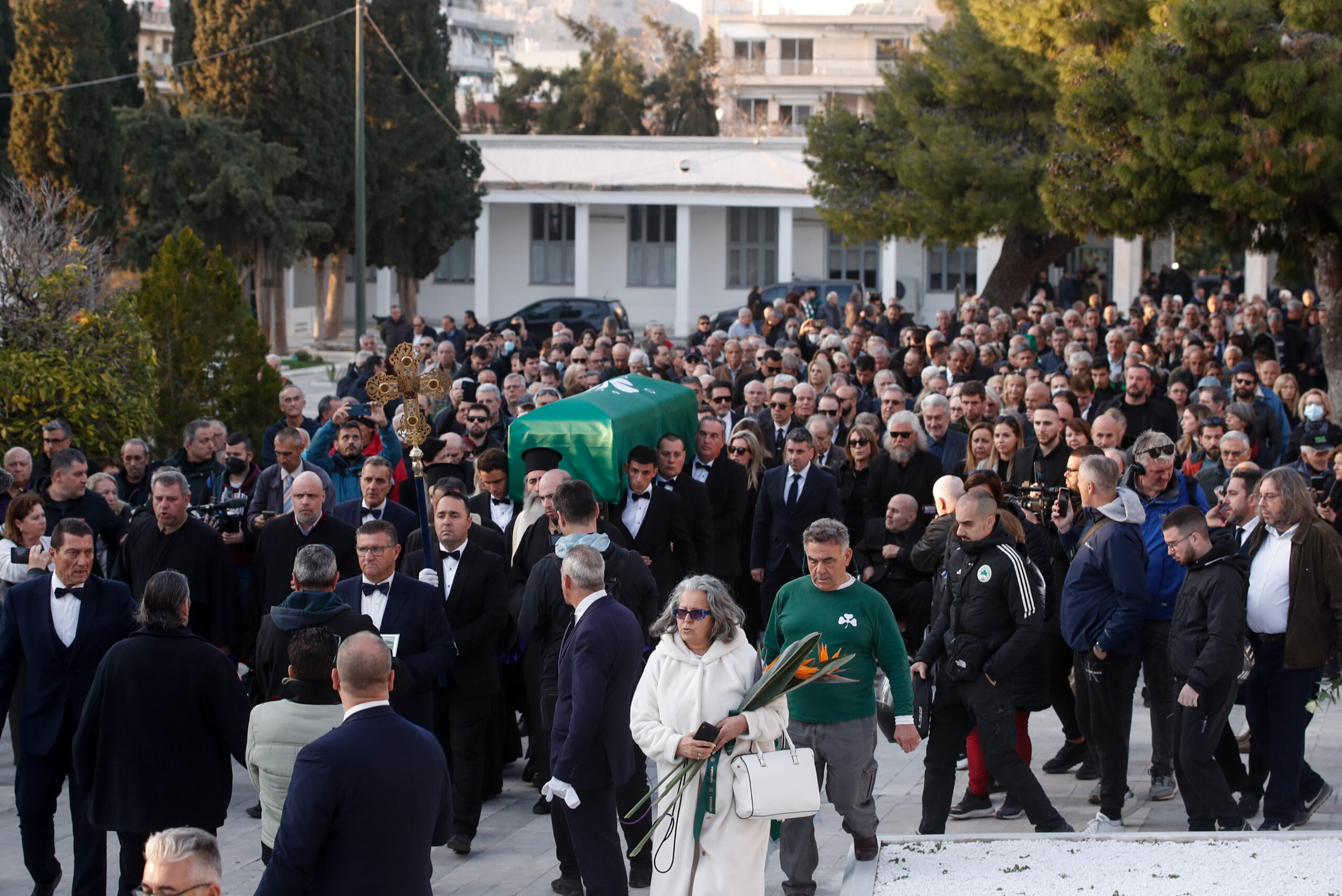Συγκινητικές στιγμές στην κηδεία του μεγάλου Μίμη Δομάζου – «Ράγισαν καρδιές» στη Λεωφόρο