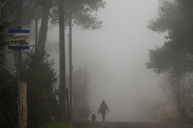 Εντυπωσιακές φωτογραφίες και βίντεο από την πρωινή ομίχλη που σκέπασε την Αθήνα