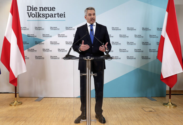 Αυστρία: Όλα τα σενάρια ανοιχτά μετά την κατάρρευση των διαπραγματεύσεων για τον σχηματισμό κυβέρνησης και την προαναγγελία παραίτησης του καγκελάριου Νεχάμερ