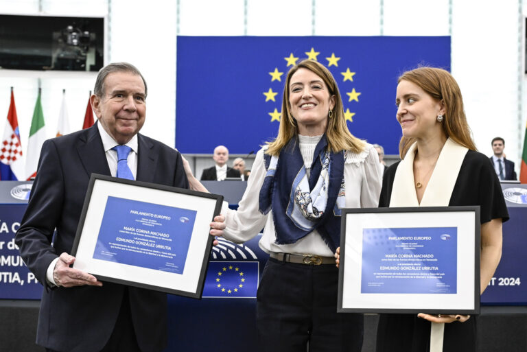 Ο Γκονζάλες Ουρούτια και η κόρη της Ματσάδο στο ΕΡΤNews: «Αν φοβάσαι δεν πας στον πόλεμο» – «Η περίπτωση της Βενεζουέλας αντιπροσωπεύει το μέλλον της δημοκρατίας»
