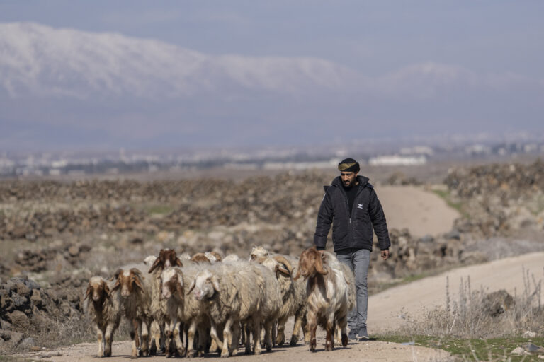 Συρία: Ακτινογραφώντας τις πρώτες κινήσεις του νέου καθεστώτος διεθνώς και στο εσωτερικό