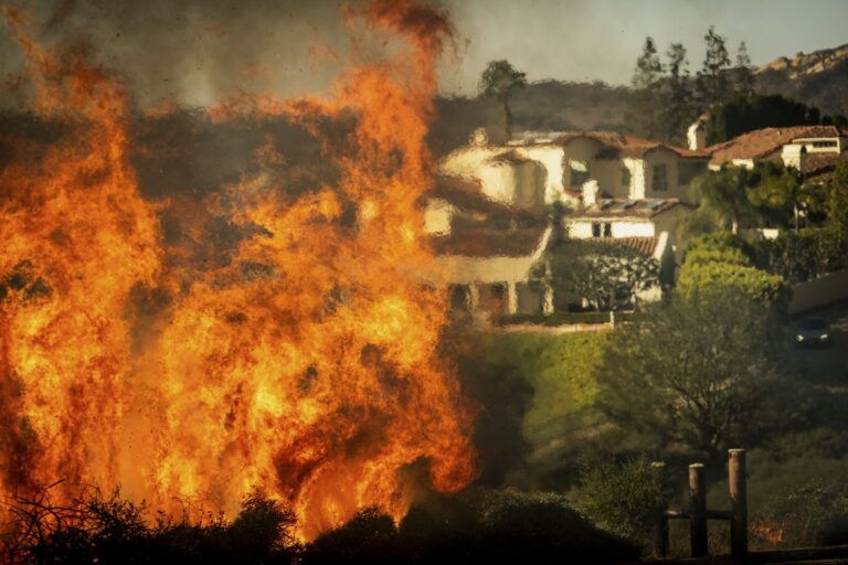Σε κατάσταση έκτακτης ανάγκης το Λος Άντζελες: Καίγονται σπίτια και αυτοκίνητα – Εσπευσμένες απομακρύνσεις κατοίκων