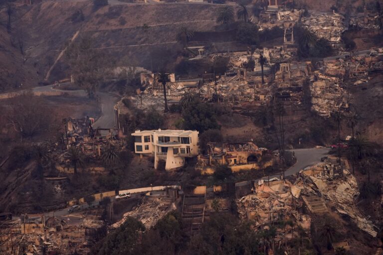 Σε πύρινο κλοιό το Λος Άντζελες: Σπίτια και υποδομές έχουν γίνει στάχτη – Τουλάχιστον επτά νεκροί