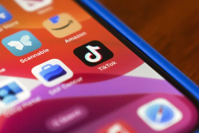 TikTok: Ποιες είναι οι επιπτώσεις για τους Έλληνες χρήστες μετά από το «μπλόκο» στις ΗΠΑ