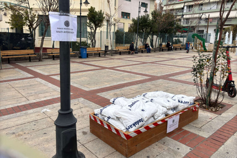 Θεσσαλονίκη: Προετοιμάζεται για την αντιμετώπιση της επερχόμενης κακοκαιρίας ο δήμος Νεάπολης-Συκεών– Αλάτι σε κεντρικά σημεία τοποθετεί συνεργείο της Πολιτικής Προστασίας