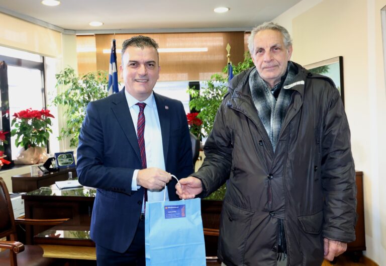 Με τους τυχερούς της πρωτοχρονιάτικης πίτας ο  Δήμαρχος Λαρισαίων
