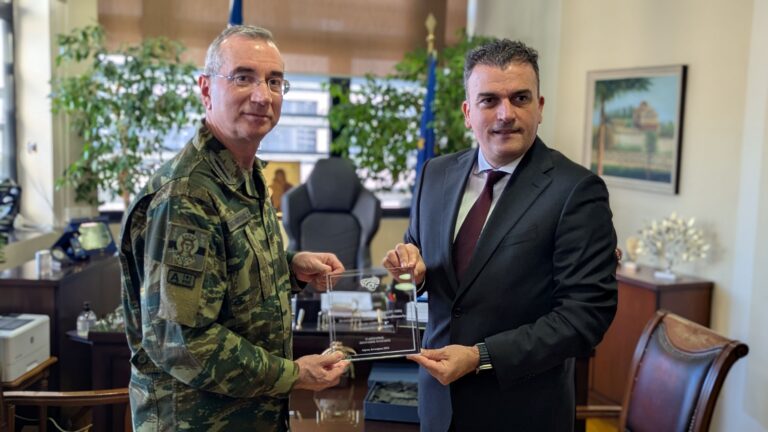 Επίσκεψη του διοικητή της 1ης Στρατιάς στον δήμαρχο Λαρισαίων