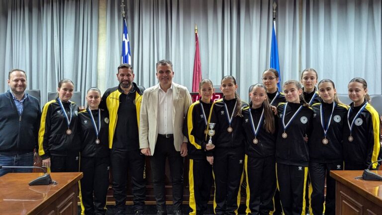 Τις Λαρισαίες αθλήτριες του Handball υποδέχθηκε ο δήμαρχος Θανάσης Μαμάκος – Απέσπασαν το χάλκινο μετάλλιο σε διεθνές τουρνουά