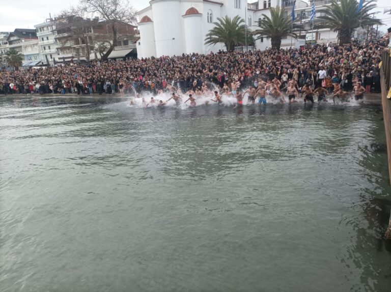 Με λαμπρότητα  η τελετή καθαγιασμού των υδάτων στην παραλία Κατερίνης