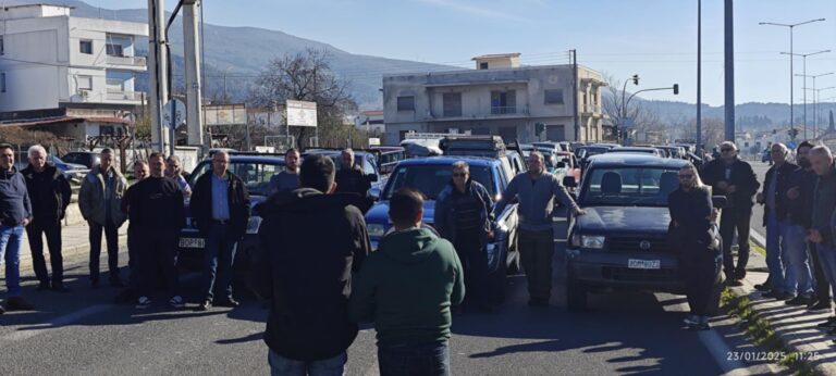 Βόλος: Σε ολιγόλεπτο αποκλεισμό του περιφερειακού προχώρησαν αγρότες από το Πήλιο