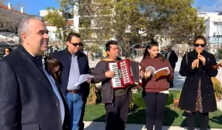 Κάρυστος: Οι «καλαντάρηδες» λένε στους δρόμους τα ξεχωριστά κάλαντα των Φώτων