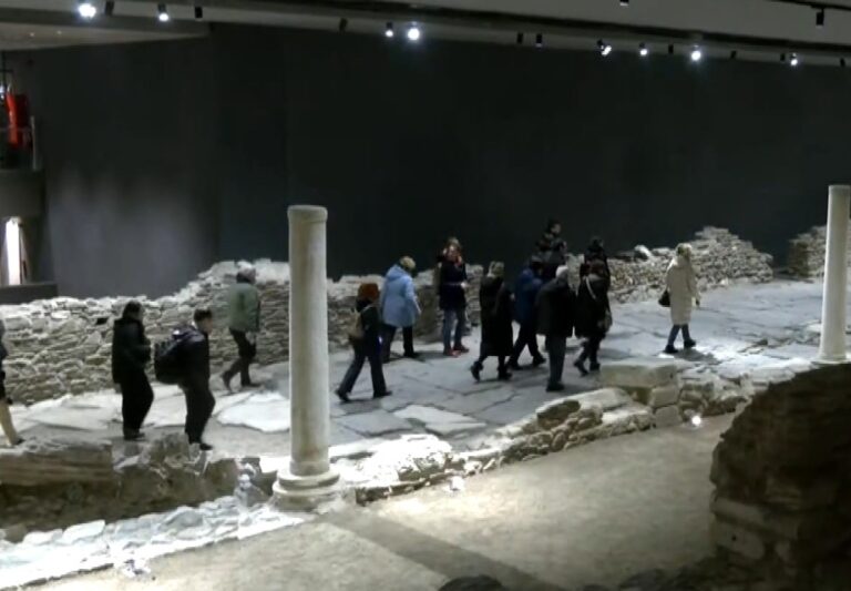 Θεσσαλονίκη: Αρχαιολόγοι ξεναγούν το κοινό στα ευρήματα στο σταθμό μετρό της Βενιζέλου