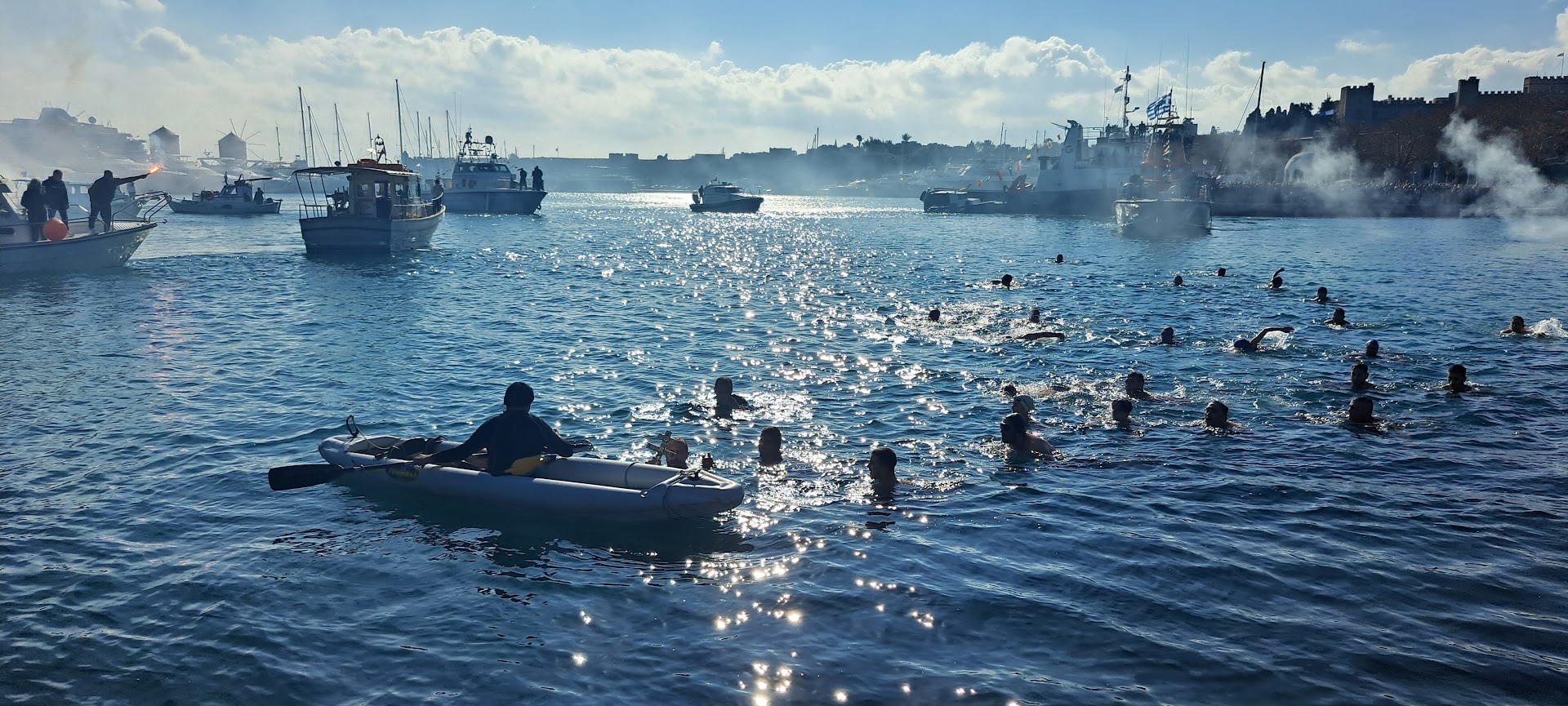 Με μεγαλοπρέπεια ο εορτασμός των Θεοφανείων – Μικροί και μεγάλοι στα παγωμένα νερά για να πιάσουν τον σταυρό