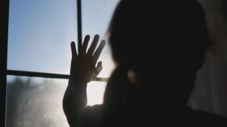 Ηράκλειο: Τη μεγάλη μάχη της ζωής του δίνει το τρίχρονο αγοράκι – Τα βίντεο της κακοποίησης «λύγισαν» τους αστυνομικούς της ΕΛΑΣ – Σοκαρισμένοι και οι γιατροί