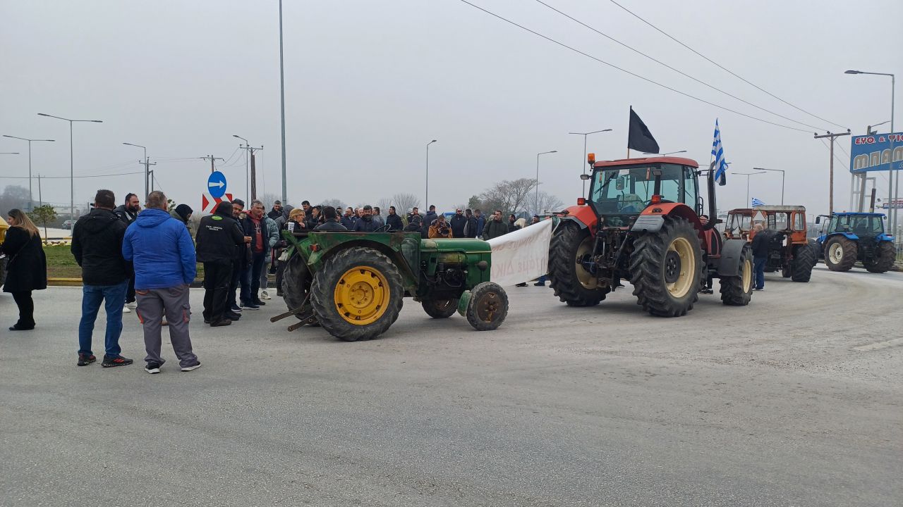 Αγρότες απέκλεισαν τον κόμβο Μεγαλοχωρίου στα Τρίκαλα – Συμβολικοί αποκλεισμοί το απόγευμα σε ΠΑΘΕ και Ε65