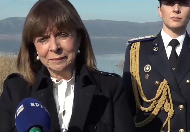 Κ. Σακελλαροπούλου: Το φως της αγάπης και της ειρήνης να διαλύσει τα σκότη που απειλούν την ανθρωπότητα