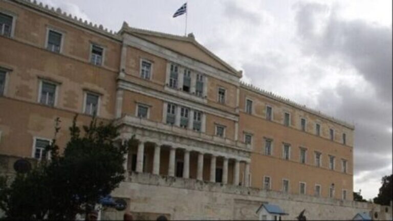 Νέος γύρος πολιτικής αντιπαράθεσης για τον θάνατο Καλογήρου και την υπόθεση των Τεμπών