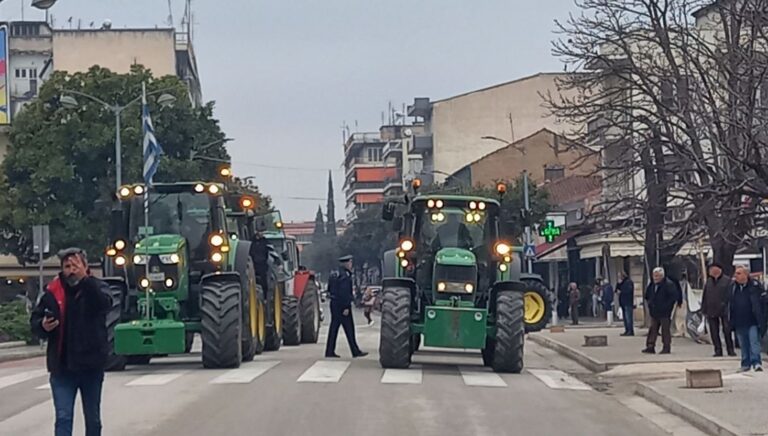 Τρίκαλα: Διαμαρτυρία αγροτών με τρακτέρ στο κέντρο της πόλης και αποκλεισμός στον κόμβο του Μεγαλοχωρίου