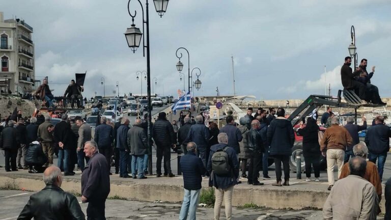 Ηράκλειο: Χιλιάδες στο Παγκρήτιο συλλαλητήριο του πρωτογενούς τομέα, με αναμμένα βεγγαλικά οι αλιείς – Κάλεσμα του υπ. Αγροτικής Ανάπτυξης