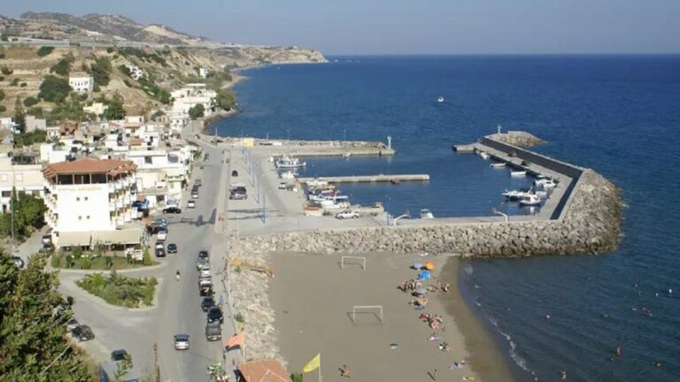 Ηράκλειο: Ξύλινο σκάφος με 13 μετανάστες προσάραξε στην παραλία της Άρβης – Όλοι καλά στην υγεία τους