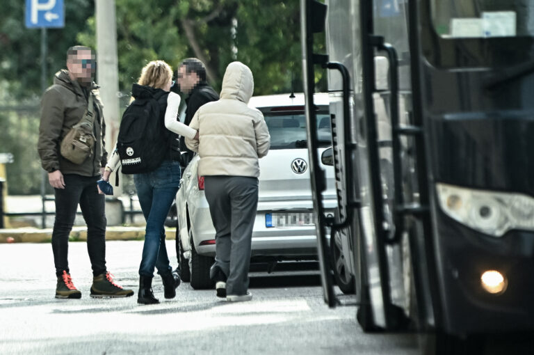 Δικηγόρος 37χρονης αστυνομικού: Τα χρήματα που βρέθηκαν στο σπίτι της δικαιολογούνται με ευχέρεια – Σε ισχνές ενδείξεις η δίωξη