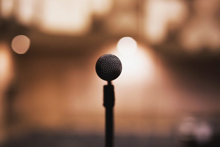 «Λυπάμαι που νιώθετε έτσι» – Μια stand up comedy για την αστεία πλευρά της ζωής