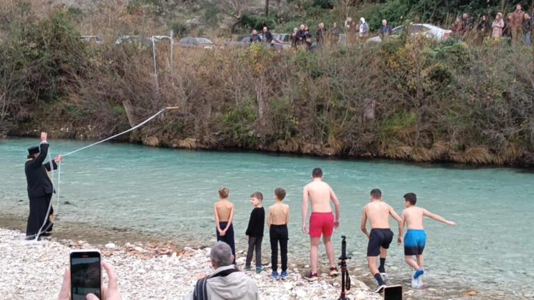 Αγιασμός των υδάτων στον μυθικό Αχέροντα: Μυσταγωγία και κατάνυξη στα παγωμένα νερά