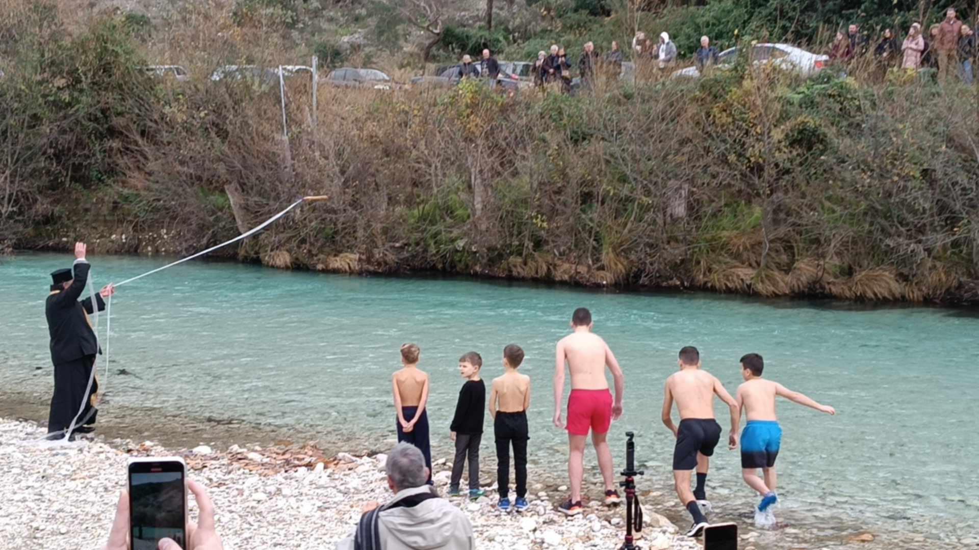 Αγιασμός των υδάτων στον μυθικό Αχέροντα: Μυσταγωγία και κατάνυξη στα παγωμένα νερά