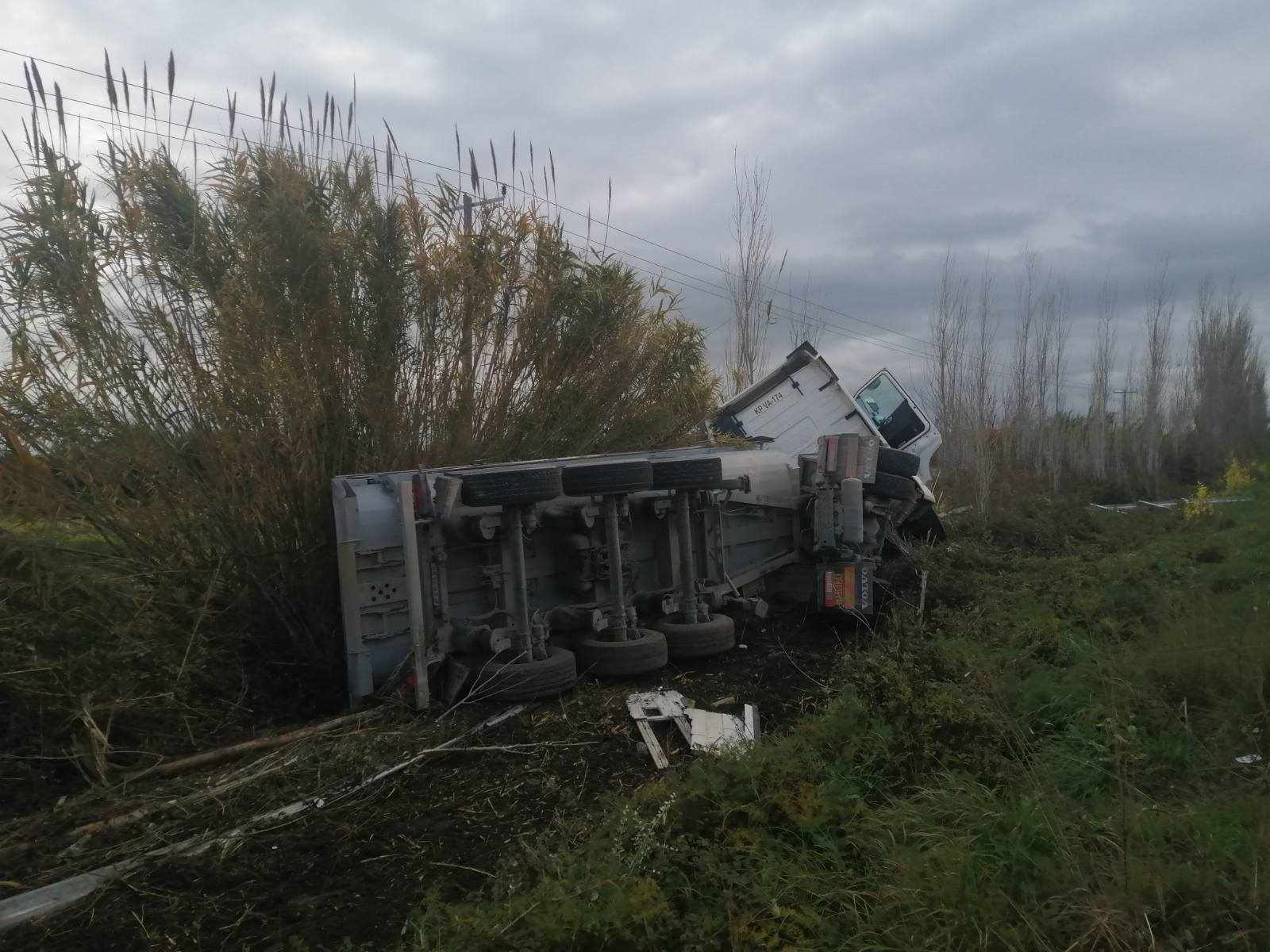 «Τούμπαρε» νταλίκα στην Ε.Ο. Πατρών-Πύργου