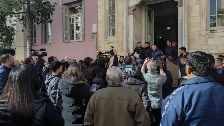 Ηράκλειο: Τον 44χρονο “έδειξε” ως τον δράστη της κακοποίησης του παιδιού της η 26χρονη απολογούμενη- Ένταση στα δικαστήρια – Αμετάβλητη η κατάσταση του 3χρονου αγοριού