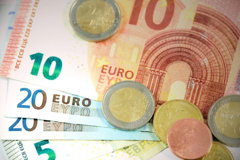 Δημόσιο: Στα 3,4 δισ. ευρώ τα φέσια στους ιδιώτες και οι εκκρεμείς επιστροφές φόρου – Από πού προέρχονται οι μεγαλύτερες οφειλές