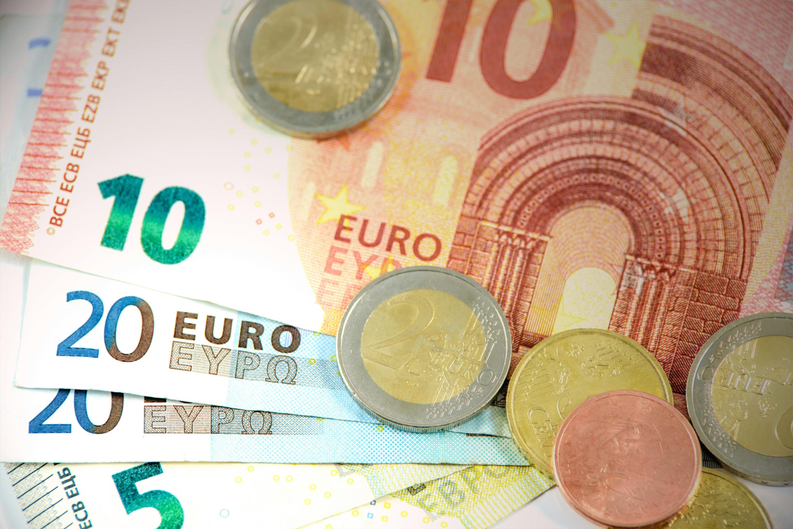 Σε ισχύ από την Τρίτη οι μειώσεις στις τραπεζικές προμήθειες – Τι θα ισχύσει με τα ασφάλιστρα και τα ακτοπλοϊκά