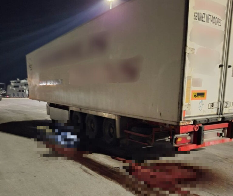 Βρήκαν 20 τόνους χαλασμένο κρέας σε εγκαταλειμμένο στον Πειραιά φορτηγό από τα Χανιά (photos)