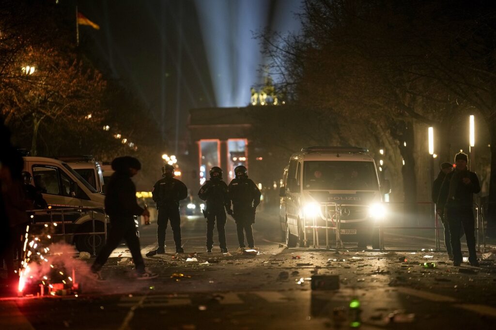Πέντε νεκροί σε εκρήξεις αυτοσχέδιων πυροτεχνημάτων στη Γερμανία Πέντε νεκροί σε εκρήξεις αυτοσχέδιων πυροτεχνημάτων στη Γερμανία