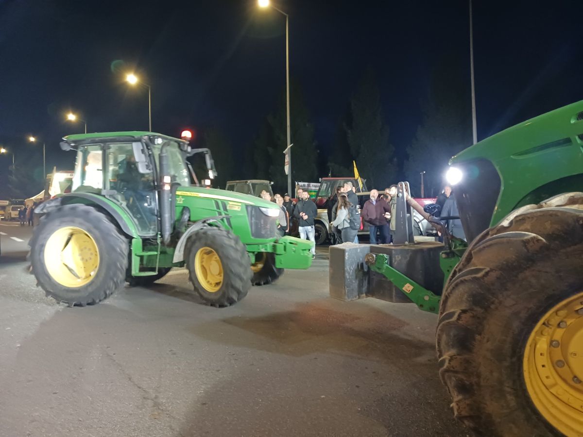 Συμβολικοί αποκλεισμοί από τους αγρότες σε Γυρτώνη και Καρδίτσα – Με τα τρακτέρ αύριο στο κέντρο της Λάρισας