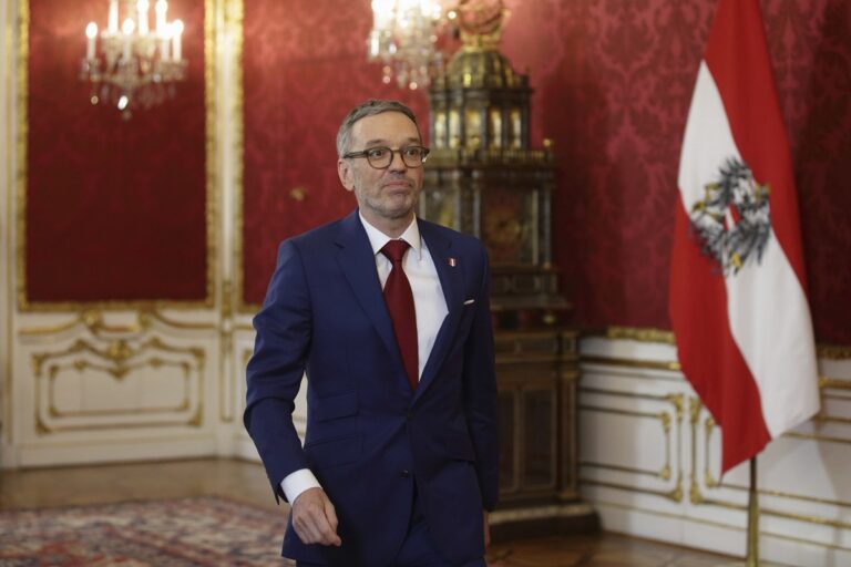 Αυστρία: Συνασπισμός ακροδεξιάς και κεντροδεξιάς με επικεφαλής τον Χέρμπερτ Κικλ το πιθανότερο σενάριο
