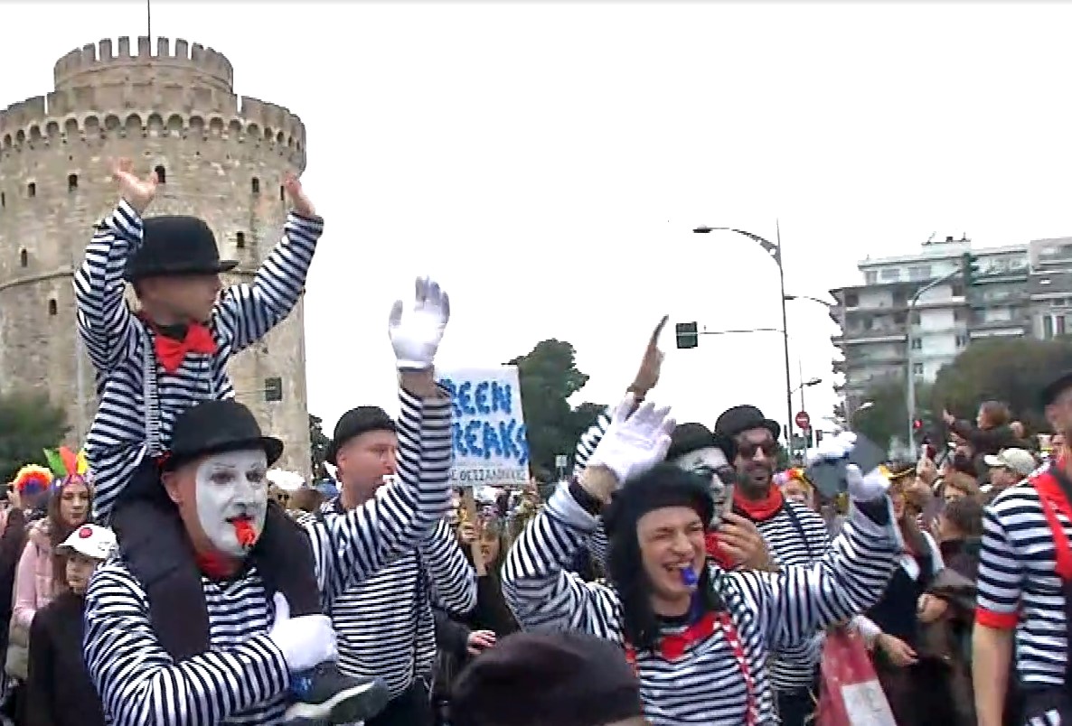 Προετοιμασίες για τη δεύτερη καρναβαλική παρέλαση στη Θεσσαλονίκη
