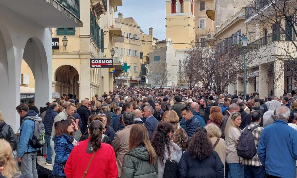 Κέρκυρα: Πλήθος κόσμου στη συγκέντρωση για τα Τέμπη