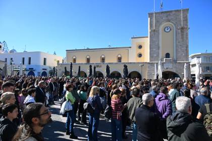 Χιλιάδες κάτοικοι της Ρόδου και της Κω στις συγκεντρώσεις για τα Τέμπη
