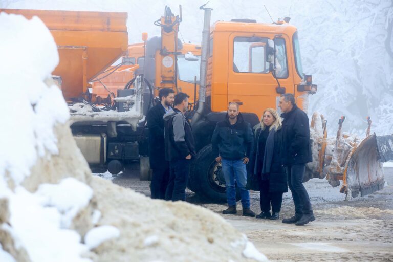 Θεσσαλία: Καθαρό το οδικό δίκτυο – Χωρίς προβλήματα εξελίσσεται  χιονόπτωση