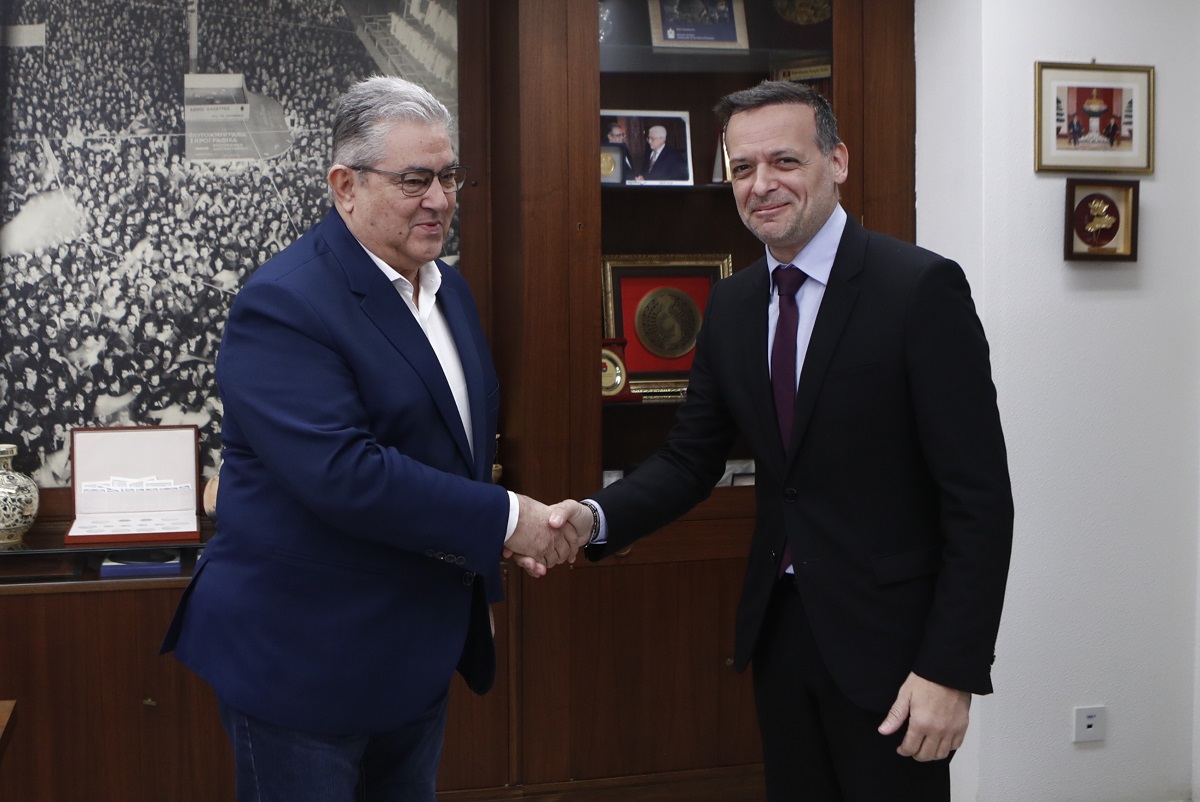 [374949] ΣΥΝΑΝΤΗΣΗ ΤΟΥ ΓΓ ΤΟΥ ΚΚΕ ΔΗΜΗΤΡΗ ΚΟΥΤΣΟΥΜΠΑ ΜΕ ΤΟΝ ΔΗΜΑΡΧΟ ΑΘΗΝΑΙΩΝ ΧΑΡΗ ΔΟΥΚΑ  (ΣΩΤΗΡΗΣ ΔΗΜΗΤΡΟΠΟΥΛΟΣ/EUROKINISSI)