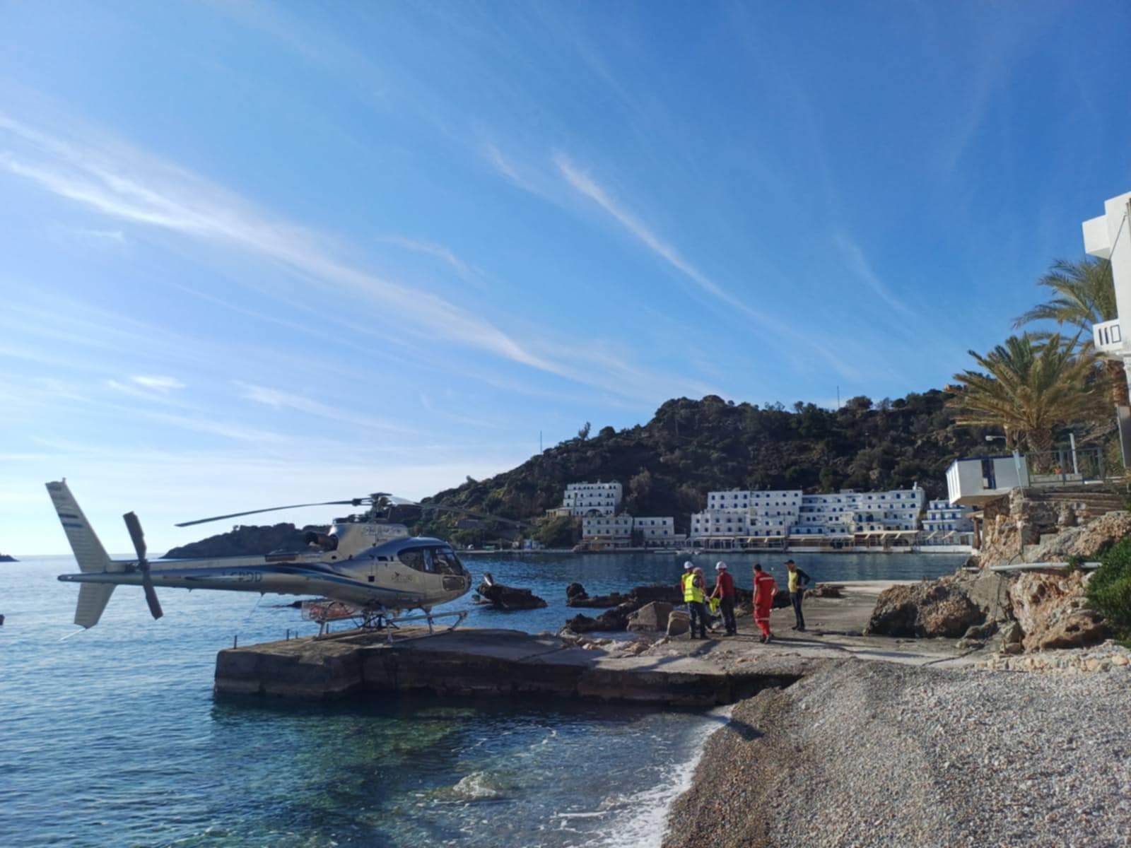 Χανιά: Με ελικόπτερο τοποθετούνται νέοι στύλοι ηλεκτροδότησης στο Λουτρό Σφακίων (photos-video)