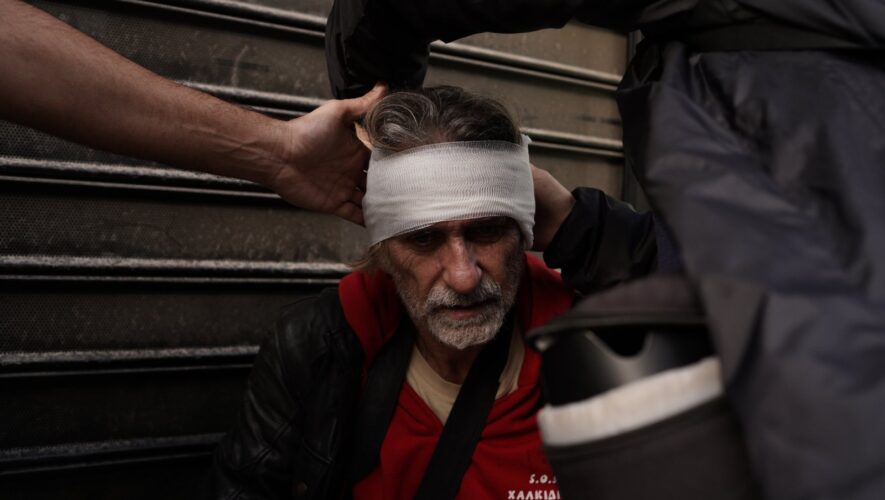 Ένωση Φωτορεπόρτερ Ελλάδας: Παράσταση διαμαρτυρίας στο υπουργείο Προστασίας του Πολίτη για τον τραυματισμό του Μ. Λώλου