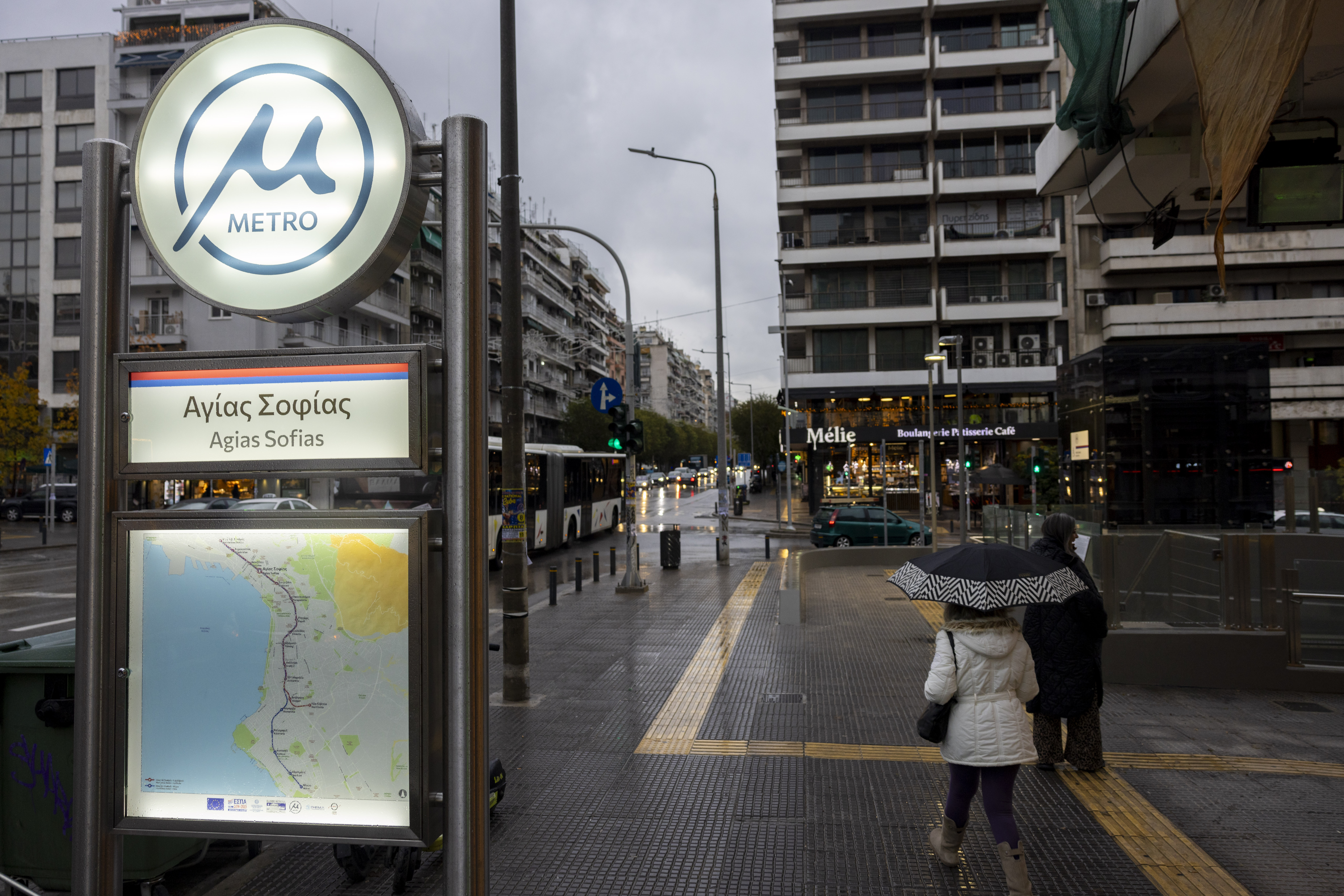 Θεσσαλονίκη: Δύο πτώσεις ηλικιωμένων σε σκάλες στον σταθμό “Αγίας Σοφίας” – Διακομίστηκαν σε νοσοκομεία