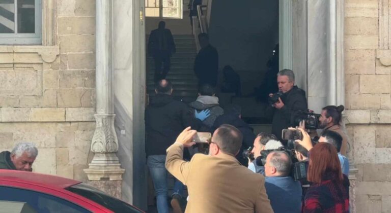 Ηράκλειο: Μάχη για την ζωή του δίνει το αγοράκι – Στον εισαγγελέα η μητέρα και ο φίλος της, τα “ρίχνουν” ο ένας στον άλλο (video)