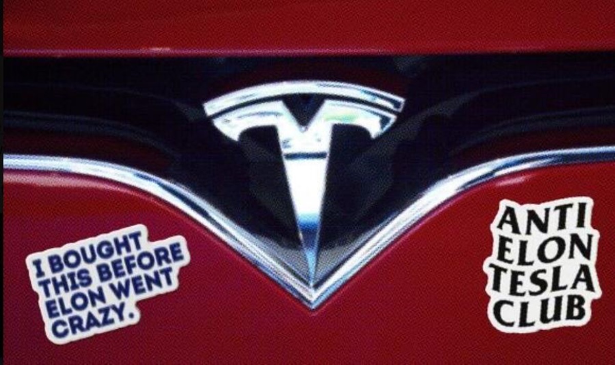 Οι ιδιοκτήτες Tesla αντιδρούν με αντι-Μασκ αυτοκόλλητα – Πτώση στις πωλήσεις των ηλεκτρικών αυτοκινήτων λόγω της ρητορικής του
